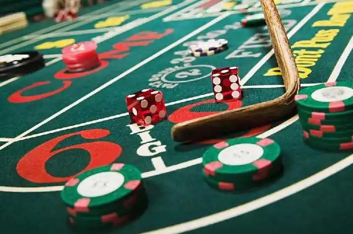 Meja permainan poker dan baccarat dengan dealer handal diselenggarakan secara virtual